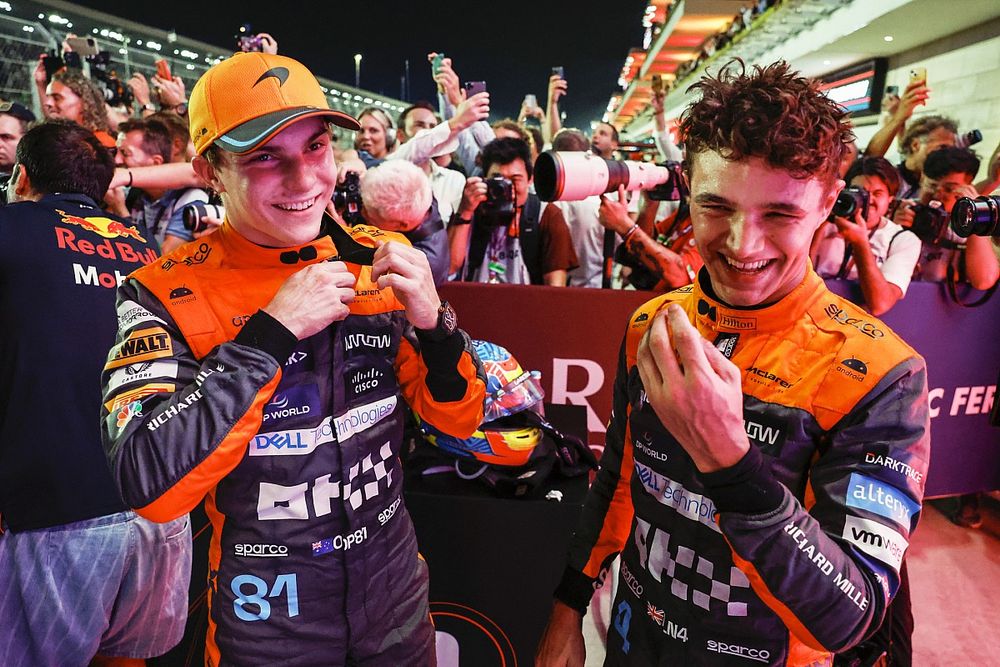 Oscar Piastri, McLaren, 1ª posición, Lando Norris, McLaren, 3ª posición, conversan en Parc Ferme tras la carrera Sprint.