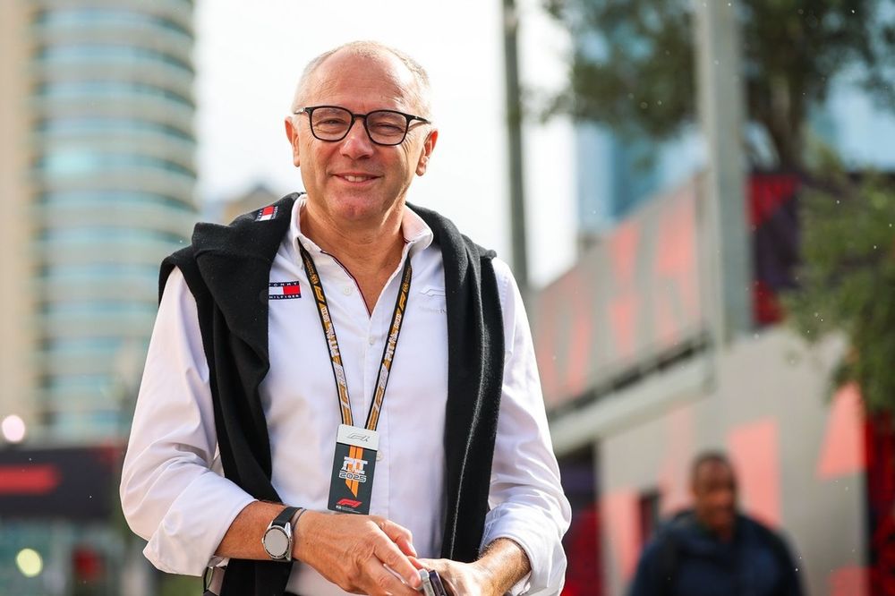 El CEO de la F1 Stefano Domenicali en el paddock 