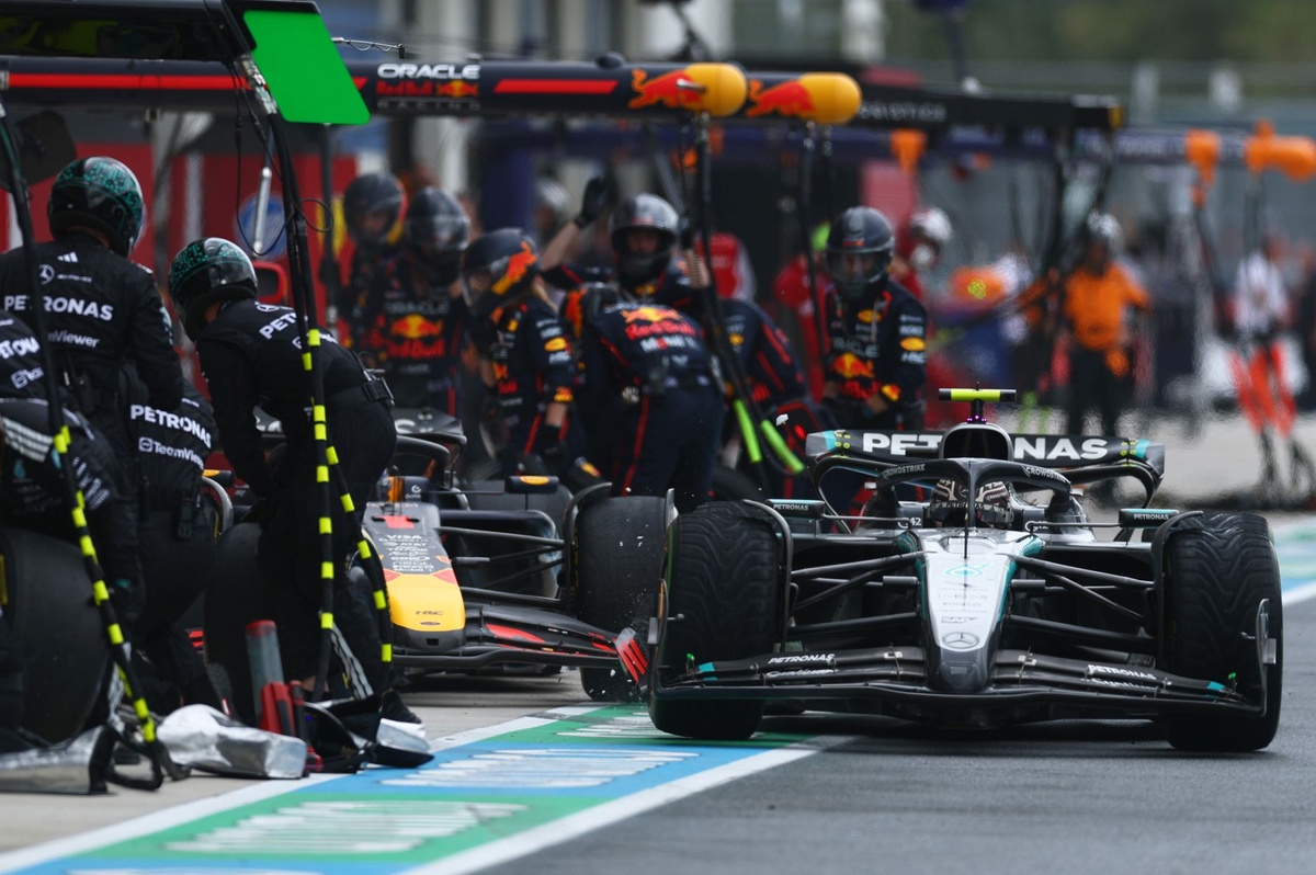 https://cdn-3.motorsport.com/images/amp/Y99kokGY/s6/max-verstappen-red-bull-racing.jpg