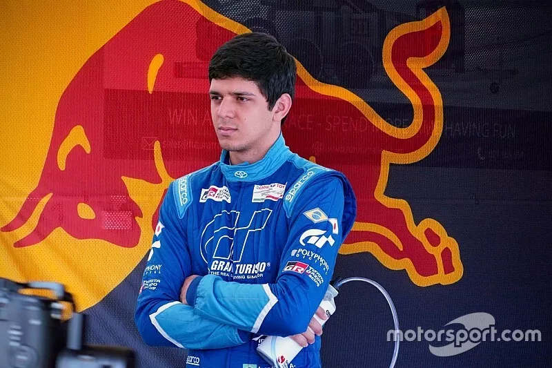 Igor Fraga devant le logo Red Bull