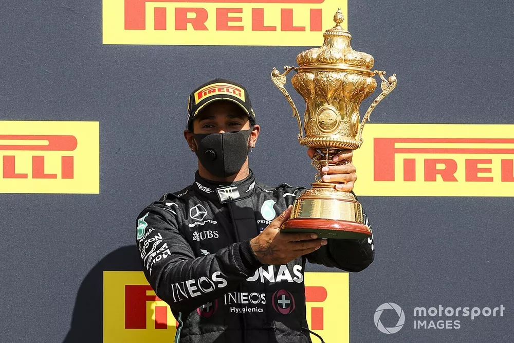 Race winner Lewis Hamilton, Mercedes-AMG F1 on the podium with the trophy