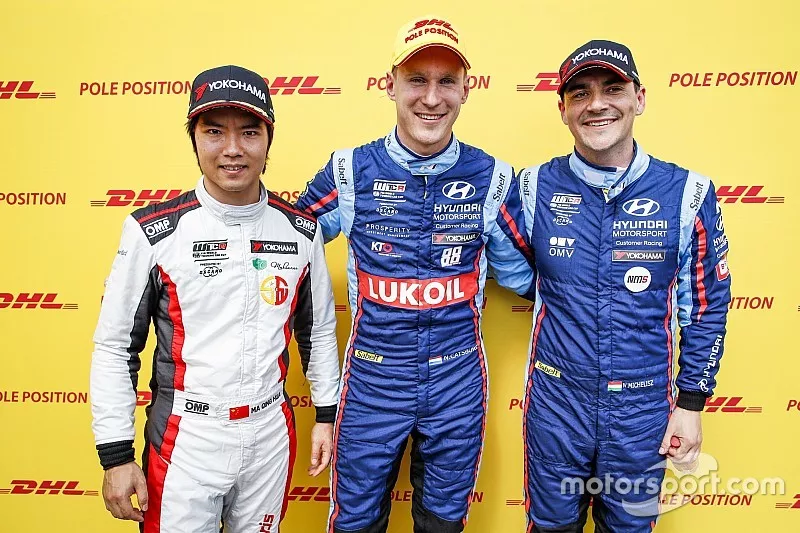 Top 3 tras la clasificaci&oacute;n, ganador de la pole Nicky Catsburg, BRC Hyundai N LUKOIL Racing Team Hyundai i30 N TCR, Ma Qing Hua, Team Mulsanne Alfa Romeo Giulietta TCR, Norbert Michelisz, BRC Hyundai N Squadra Corse Hyundai i30 N TCR