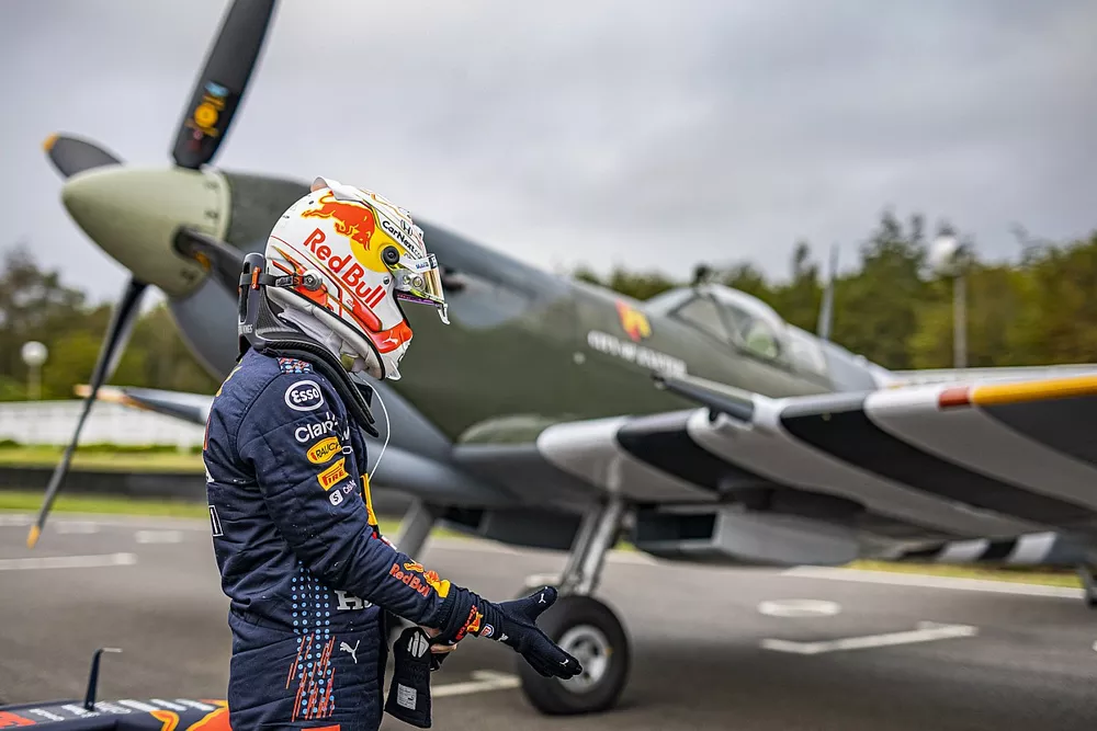 Max Verstappen, Red Bull Racing RB7 y un spitfire