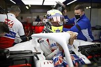Schumacher revela que va "torcido" dentro del Haas
