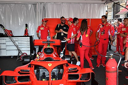 Vettel, Milano'daki gösteri sürüşünde bariyerlere çarptı