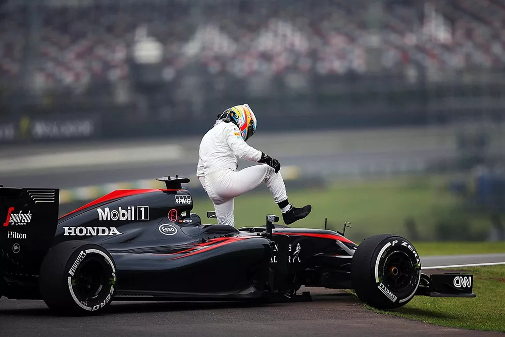 Fernando Alonso, McLaren MP4-30 se detuvo en el circuito en la segunda sesi&oacute;n de pr&aacute;ctica