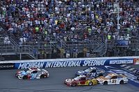 Larson cambi&oacute; la oportunidad perdida en Dover con la victoria en Michigan