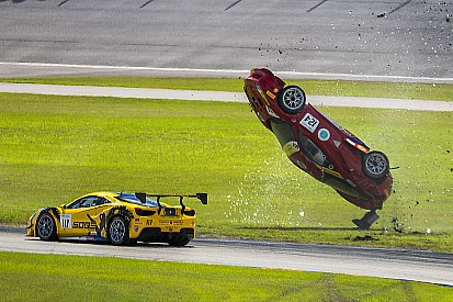 Fotoreeks: Spectaculaire crash in Ferrari 488 Challenge