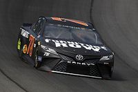 Truex ganó la segunda etapa y Suárez en la pelea por el top 10