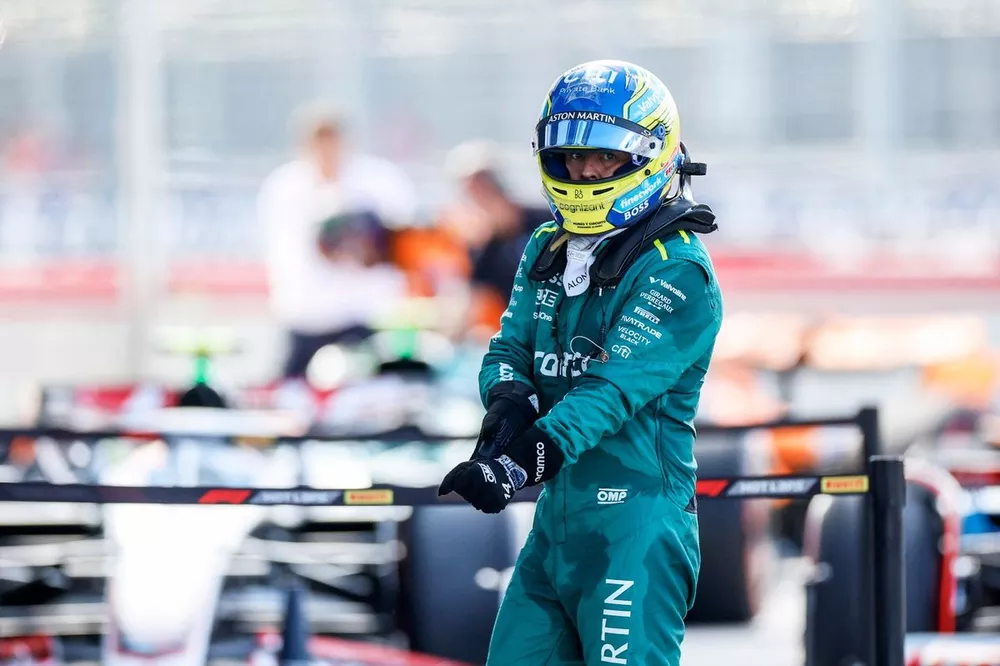 Fernando Alonso, Aston Martin F1 Team, en Parc Ferme tras la clasificaci&oacute;n Sprint 