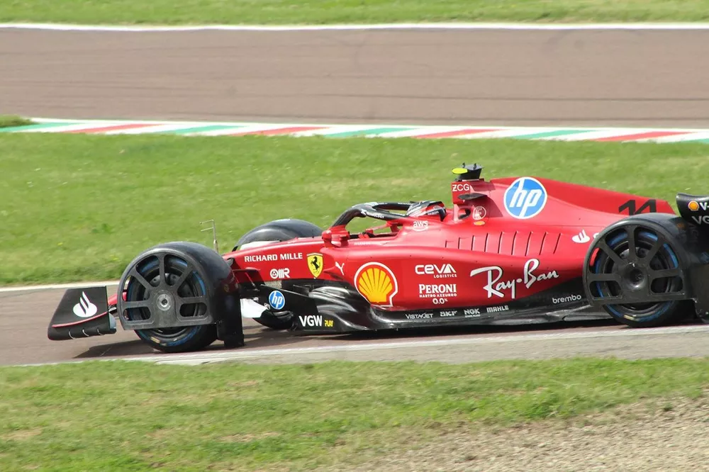 Arthur Leclerc, Ferrari F1-75, avec des garde-boue