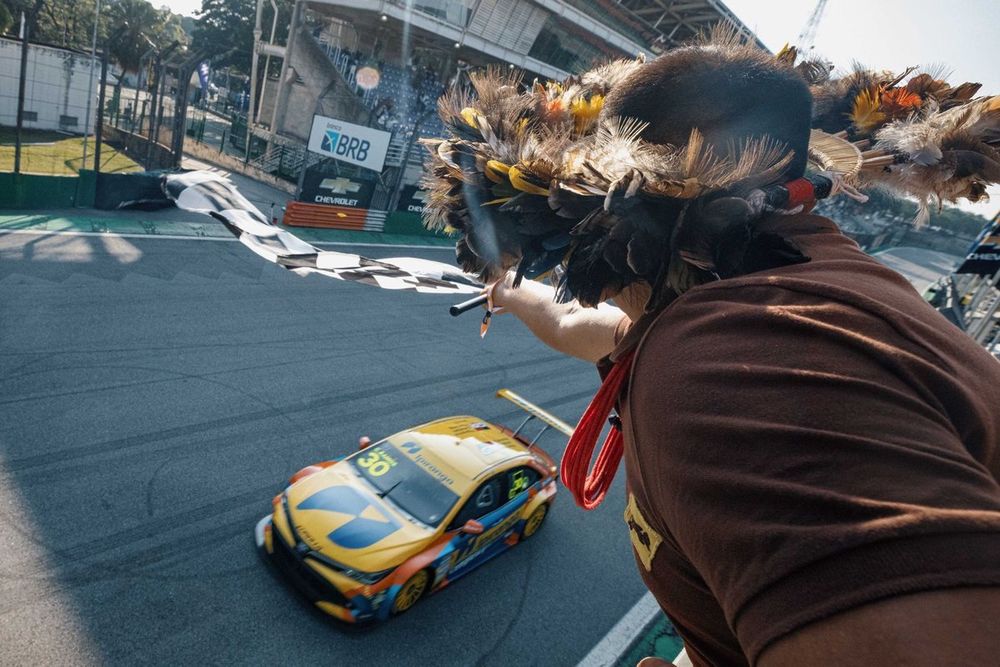 Celso Suruí dá bandeirada em Interlagos