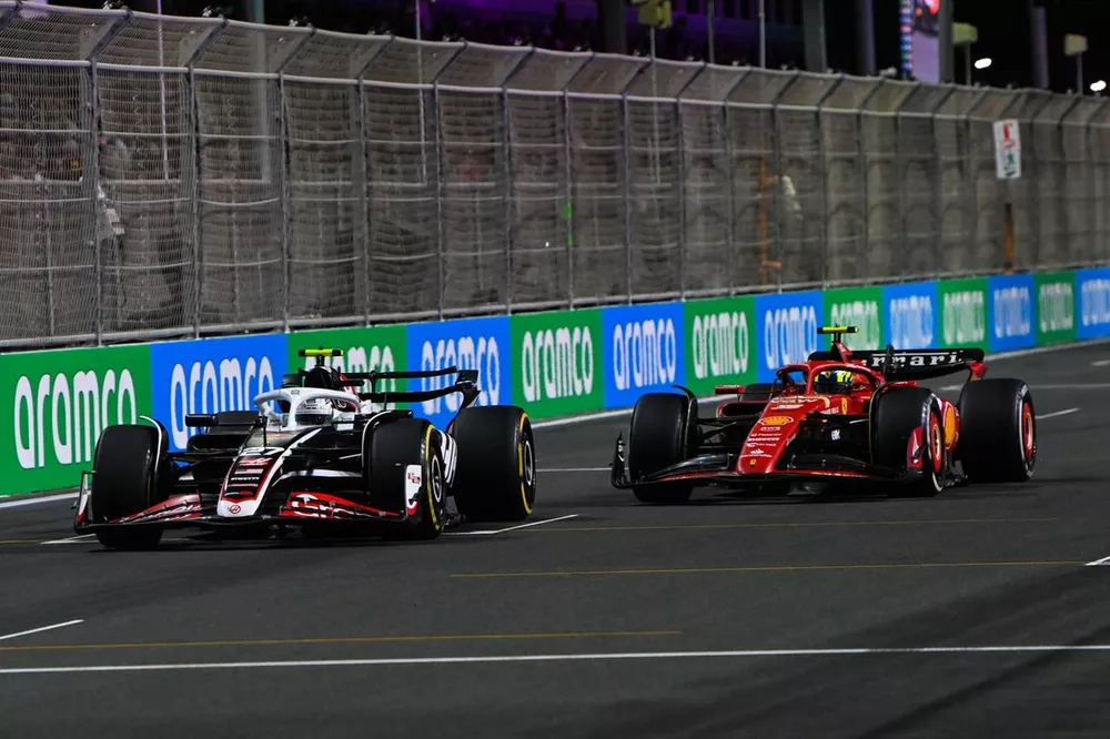 Nico Hulkenberg, Haas VF-24 battles with Oliver Bearman, Ferrari SF-24