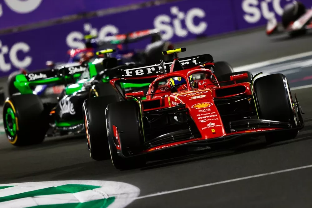 Oliver Bearman, Ferrari SF-24, Zhou Guanyu, Stake F1 Team Kick Sauber C44
