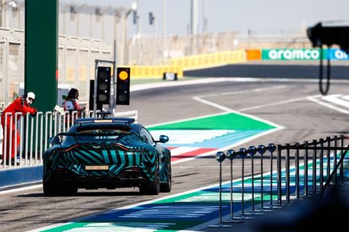 Aston Martin revela novo safety car da F1 durante pré-temporada no Bahrein