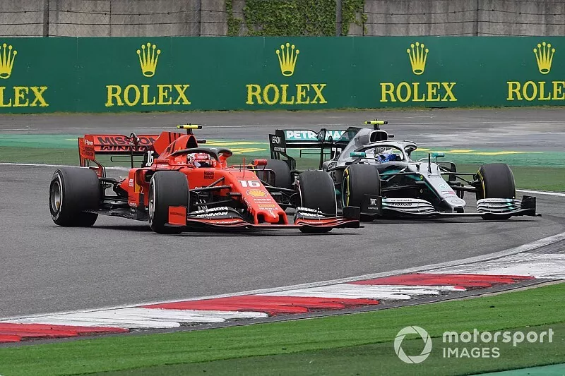 Charles Leclerc, Ferrari SF90, &agrave; la lutte avec Valtteri Bottas, Mercedes AMG W10