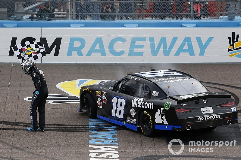 Kyle Busch sigue su dominio y gana en Phoenix