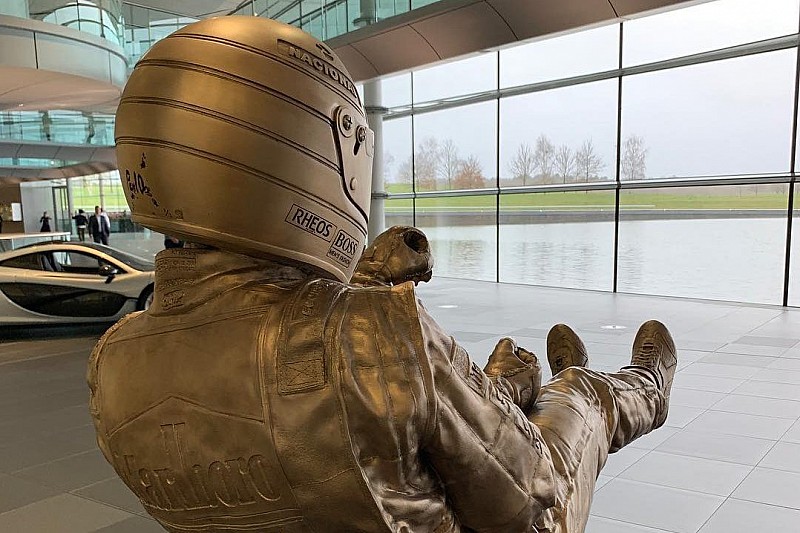 McLaren homenajea a Senna con una escultura de bronce en Woking