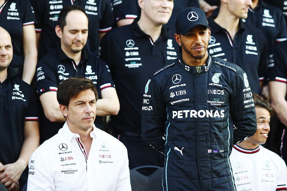 Toto Wolff, director del equipo y consejero delegado de Mercedes AMG, con Lewis Hamilton, Mercedes AMG