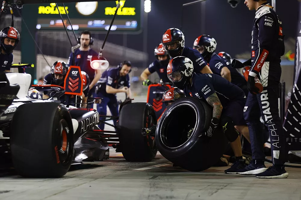 Yuki Tsunoda, AlphaTauri AT04, practices a pit stop