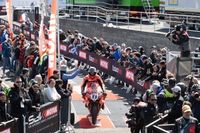 WSBK Most: Bulega vence a Razgatlioglu en la Carrera 2; ca&iacute;da de Bautista