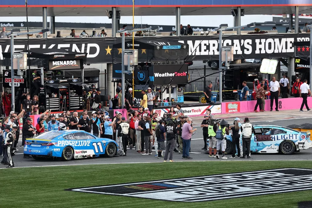 Ross Chastain, Trackhouse Racing Chevrolet; Denny Hamlin, Joe Gibbs Racing Toyota