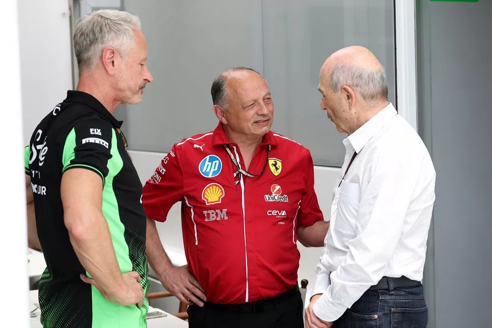 Jonathan Wheatley, teambaas van Stake F1 Team Kick Sauber en Frederic Vasseur, teambaas van Scuderia Ferrari praten met Peter Sauber