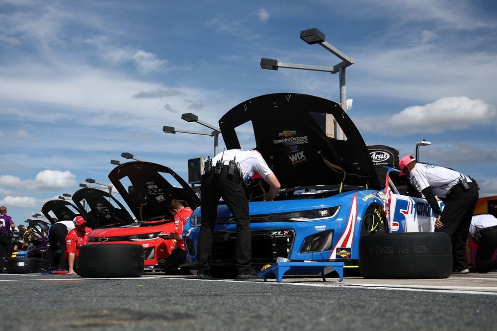 Coches en los pits