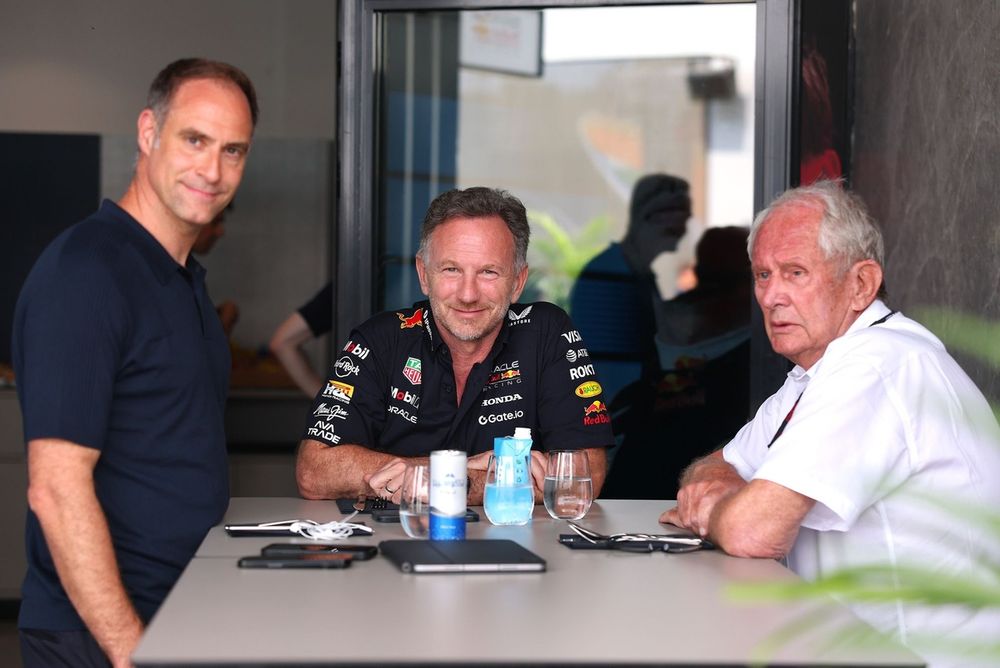 Oliver Mintzlaff, director general de Red Bull GmbH, Christian Horner, Team Principal de Red Bull Racing y Helmut Marko, asesor de Red Bull Racing