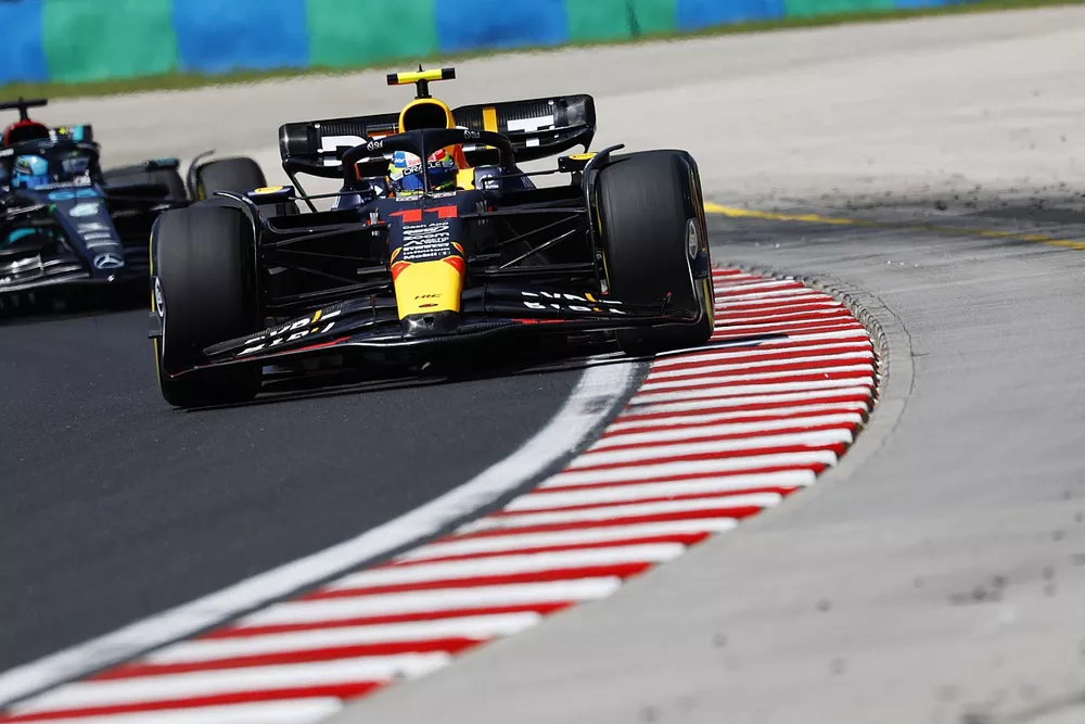 Sergio Pérez, Red Bull Racing RB19, George Russell, Mercedes F1 W14