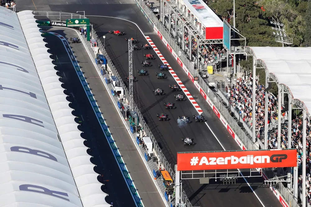 Charles Leclerc, Ferrari SF-23, Sergio Perez, Red Bull Racing RB19, Max Verstappen, Red Bull Racing RB19, George Russell, Mercedes F1 W14, the rest of the field at the start