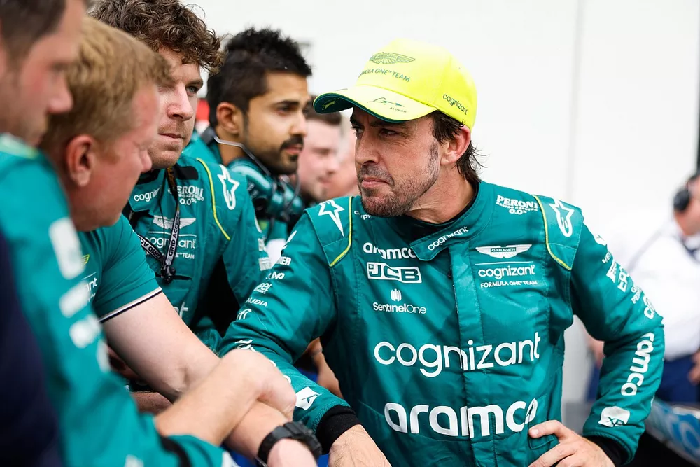 Fernando Alonso, Aston Martin F1 Team, 2&ordf; posici&oacute;n, en Parc Ferme con su equipo