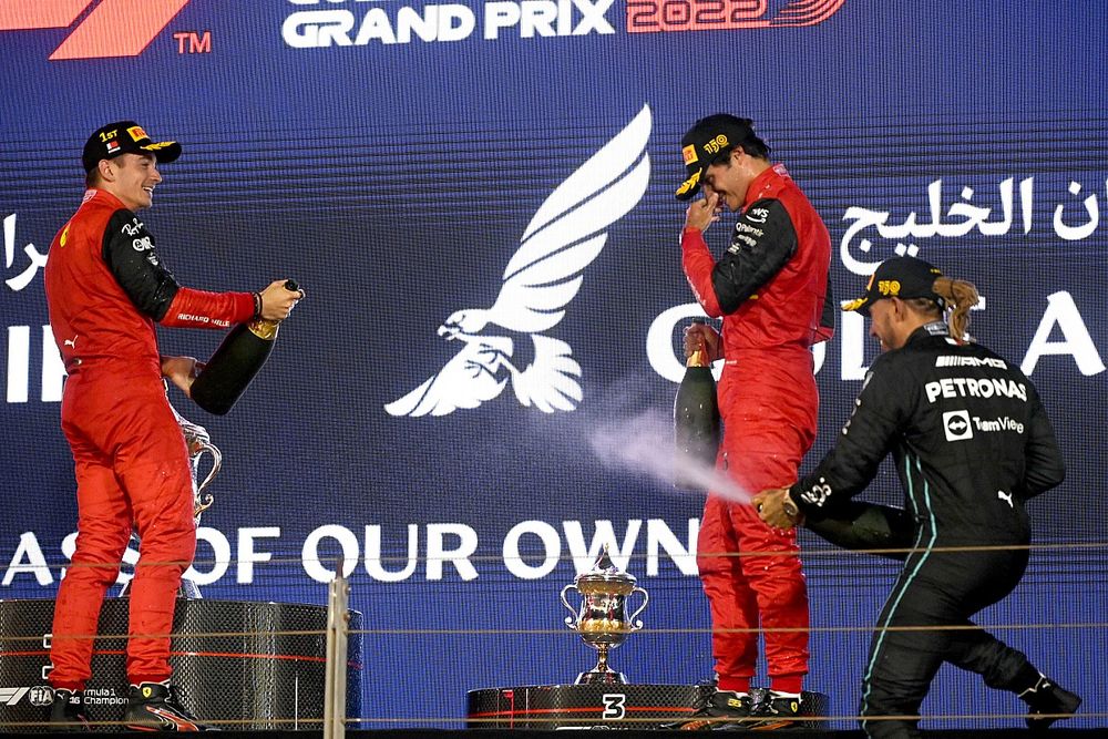 Podio: ganador Charles Leclerc, Ferrari, segundo lugar, Carlos Sainz Jr., Ferrari, tercer lugar Lewis Hamilton, Mercedes-AMG