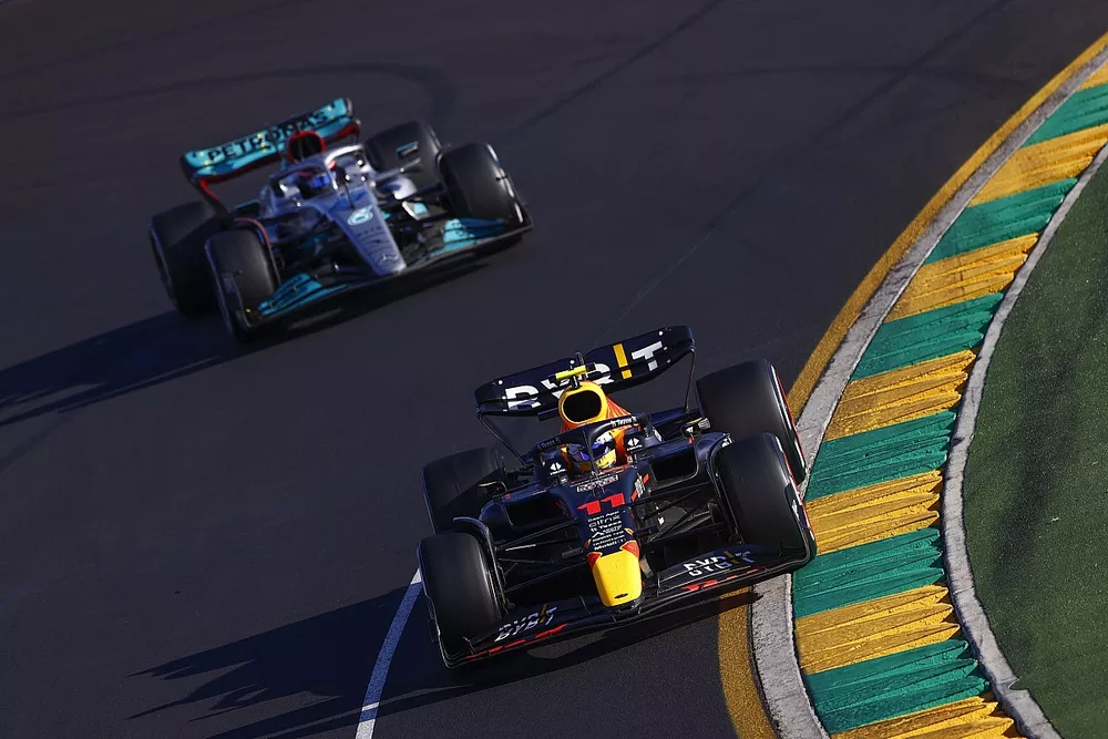 Sergio P&eacute;rez, Red Bull Racing RB18, George Russell, Mercedes W13