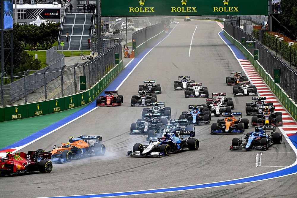 Carlos Sainz Jr., Ferrari SF21, Lando Norris, McLaren MCL35M, George Russell, Williams FW43B, Fernando Alonso, Alpine A521, Lance Stroll, Aston Martin AMR21, Lewis Hamilton, Mercedes W12, and the rest of the field at the start