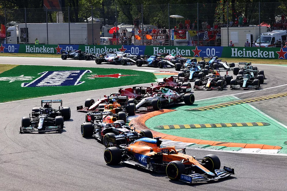 Daniel Ricciardo, McLaren MCL35M, Max Verstappen, Red Bull Racing RB16B, Lando Norris, McLaren MCL35M, Lewis Hamilton, Mercedes W12, Charles Leclerc, Ferrari SF21