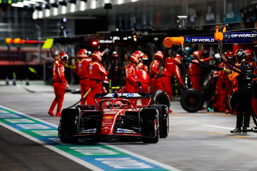 Carlos Sainz, Ferrari SF-24, faz um pit stop