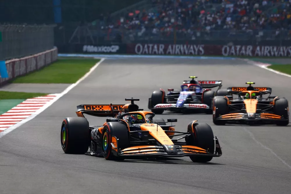Oscar Piastri, McLaren MCL38, Lando Norris, McLaren MCL38, Yuki Tsunoda, RB F1 Team VCARB 01 