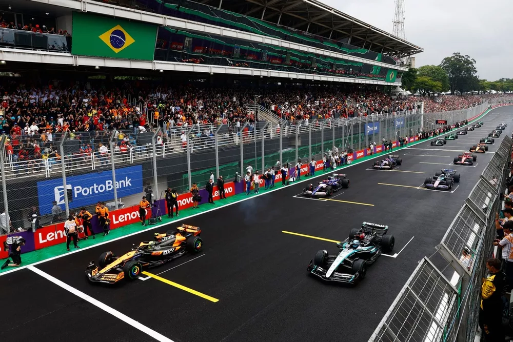 Lando Norris, McLaren MCL38, George Russell, Mercedes F1 W15, Yuki Tsunoda, RB F1 Team VCARB 01, et le reste du plateau au d&eacute;part du tour de formation
