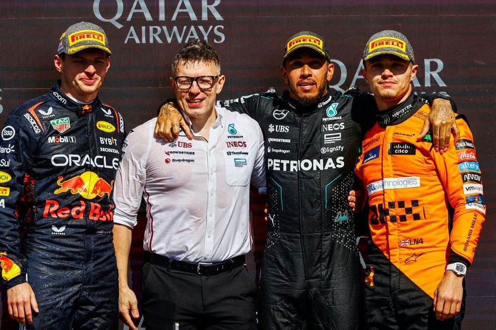 Podio: segundo Max Verstappen, Red Bull Racing, Peter Bonnington, Ingeniero de Carrera Senior, ganador Lewis Hamilton, Mercedes-AMG F1 Team, tercero Lando Norris, McLaren F1 Team