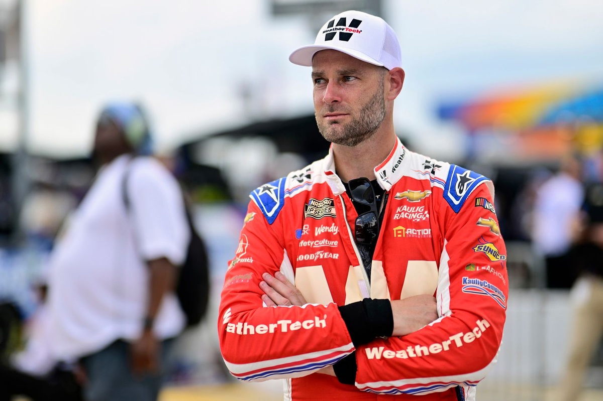 Shane van Gisbergen "pretty angry at myself" over last-lap error