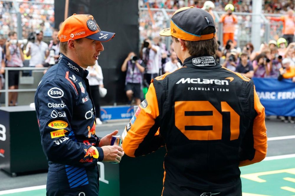 Max Verstappen, da Red Bull Racing, e Oscar Piastri, da McLaren F1 Team, conversam no Parc Ferme após a classificação