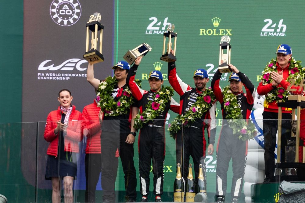 Podio: segundo puesto #7 Toyota Gazoo Racing Toyota GR010 - Hybrid: José María López, Kamui Kobayashi, Nyck De Vries