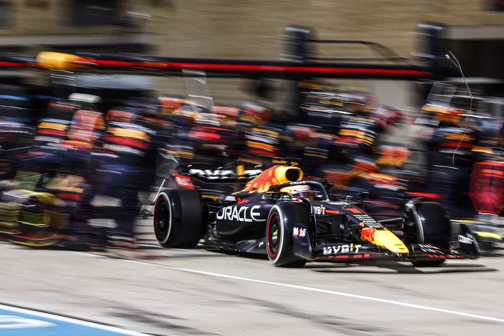 Max Verstappen, Red Bull Racing RB18, leaves his pit box