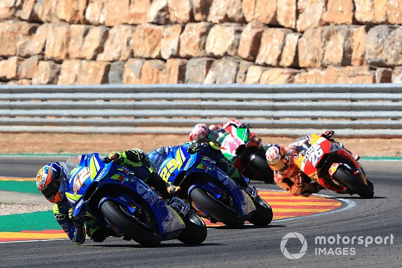 Gêné par son pneu avant, Rins passe tout près du podium