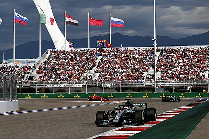 Hamilton zet ferme stap naar titel met zege in Rusland, Verstappen van P19 naar P5