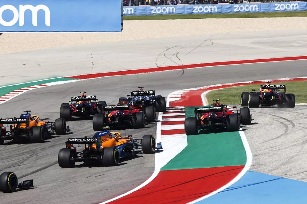 Lewis Hamilton, Mercedes W12, Max Verstappen, Red Bull Racing RB16B, Sergio Perez, Red Bull Racing RB16B, Charles Leclerc, Ferrari SF21, Carlos Sainz Jr., Ferrari SF21, Daniel Ricciardo, McLaren MCL35M, et Lando Norris, McLaren MCL35M, au d&eacute;part