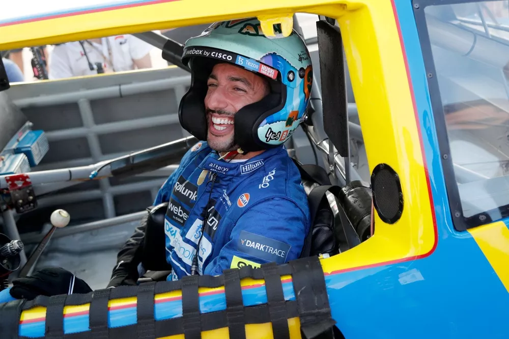 Daniel Ricciardo, McLaren, conduce el coche de Dale Earnhardt Wrangler Chevrolet Monte Carlo NASCAR