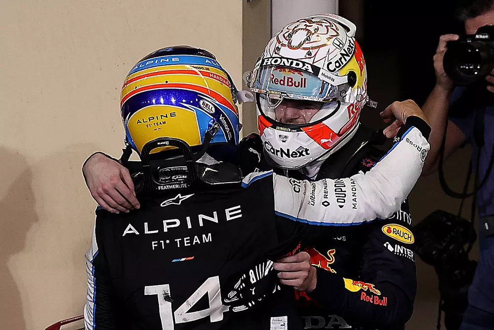 El ganador de la carrera y campe&oacute;n del mundo de pilotos de F1 en 2021, Max Verstappen, de Red Bull Racing, lo celebra con Fernando Alonso, de Alpine