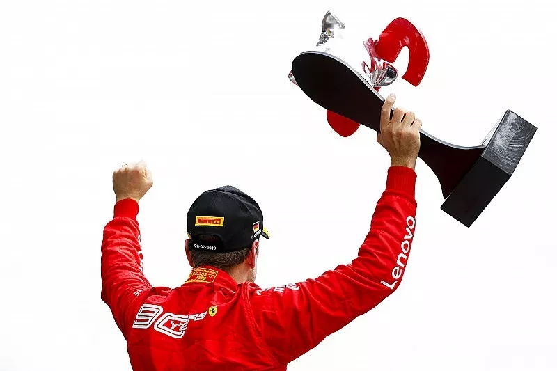 Podio: segundo lugar Sebastian Vettel, Ferrari